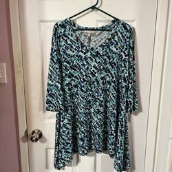 Women’s size 18 / 20 Shark Bite tunic length long top with 3/4 length sleeves.  Made of 95% Polyester and 5% Spandex .  Preowned only wore a couple of