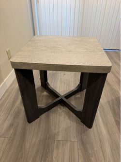 Modern End Table / Side Table – Excellent Condition