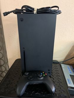 Xbox Series X with one controller
