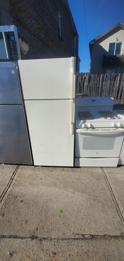 Fridge and stove Baige side 28 Fridge New stove new conditions 6 month warranty. $850..both item free delivery