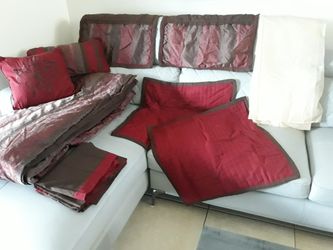 Queen Comforter Set 16 Pieces ( Used )