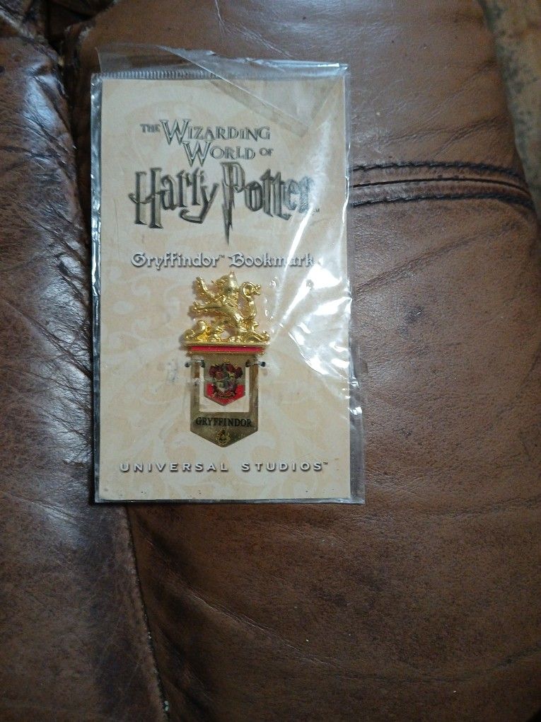 The Wizarding World Of Harry Potter Bookmark Universal Orlando Gryffindor Crest
