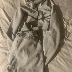 L Nike Tech Fleece 