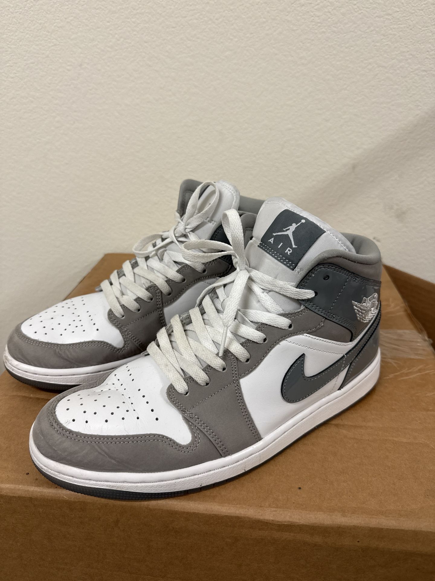 Size 10.5 Nike Air Jordan 1 Mid SE Patent Cool Grey HF3216-100 Men's Size 10.5