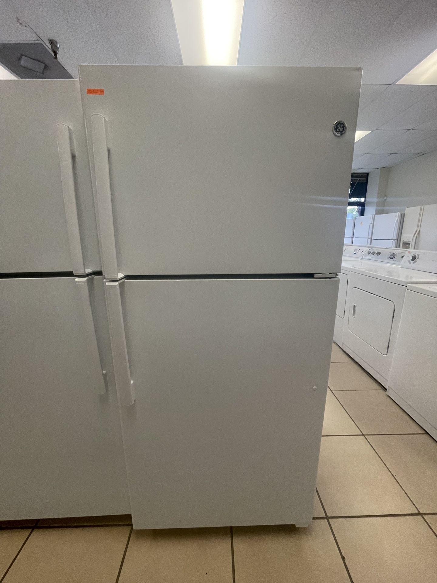 GE TOP BOTTOM FRIDGE WHITE