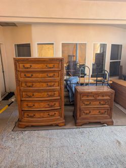Vintage Bow Front Burl Wood 6-Drawer Chest / Dresser