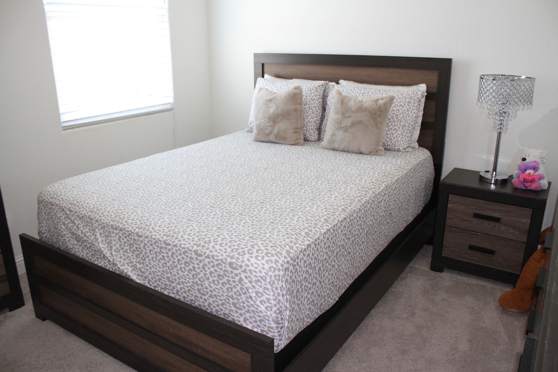 6peice Queen Size Bedroom Set Including Bed frame, Dresser, Mirror, Chest, 2 Nightstand, Including Queen Size Mattress
