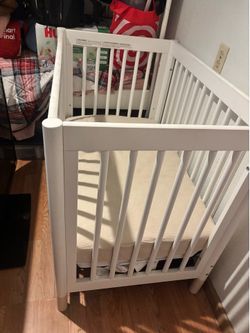 White crib and mattress