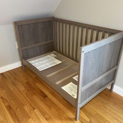 Toddler Bed (crib-size)