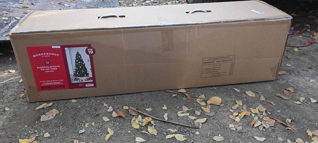 Wondershop 7.5-foot Alberta Spruce Un-Lit Artificial Christmas Tree