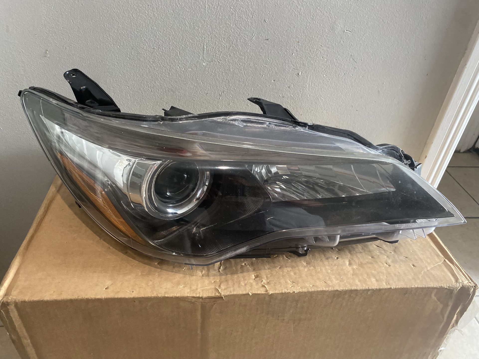 2015-2017 Toyota Camry SE Right Headlight 