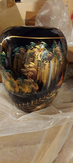 Printed blue vase.