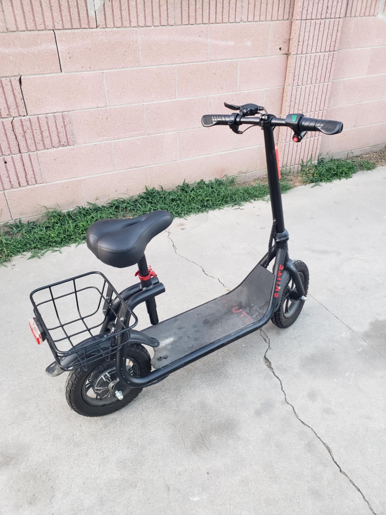 Scooter electric bike with seat for kids is used but work 100% is only for kids won't handle big person only 200lb or less to pull 18mph to 25miles ra