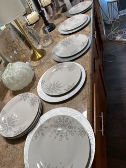 Snowflake dinnerware Set (8) Plates