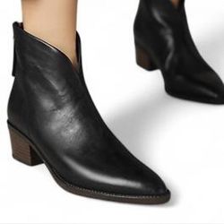 Vince Black leather ankle boots with pointed toe and gold zipper  Size 6.5