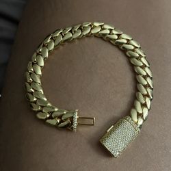 Cuban link bracelet (12mm) with iced out lock