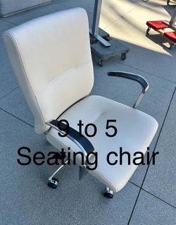 EXECUTIVE OFFICE CHAIR