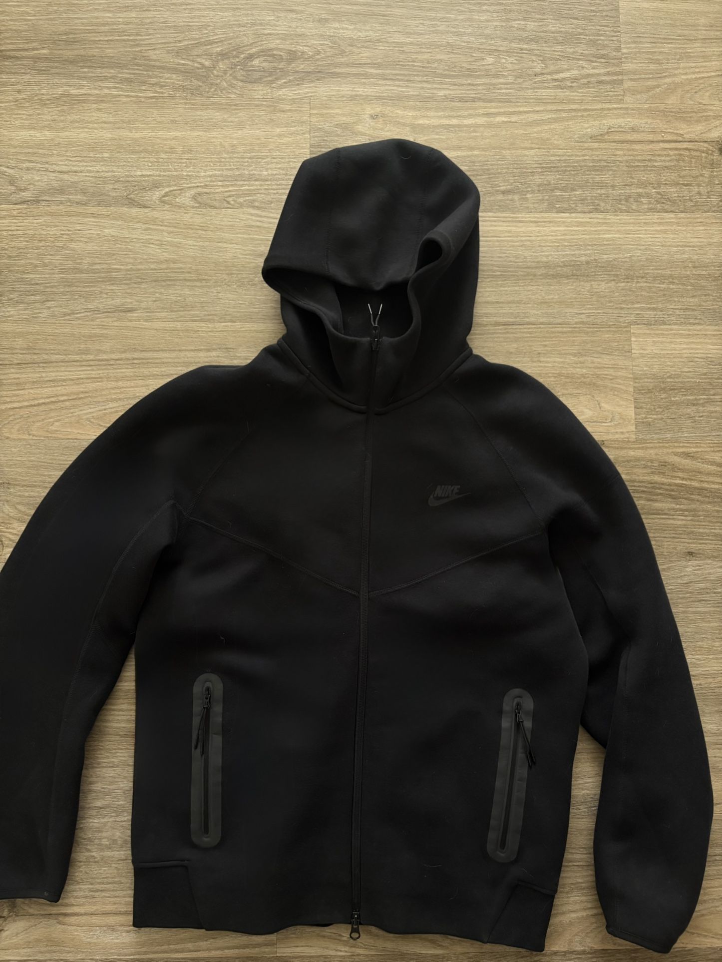 Nike Tech Hoodie       Yeezy Essentials Fear Of God Adidas 