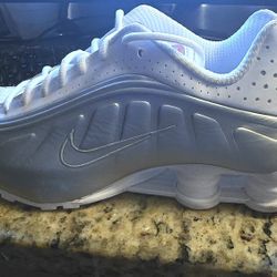 Nike Womans Shox R4 Size 9.5