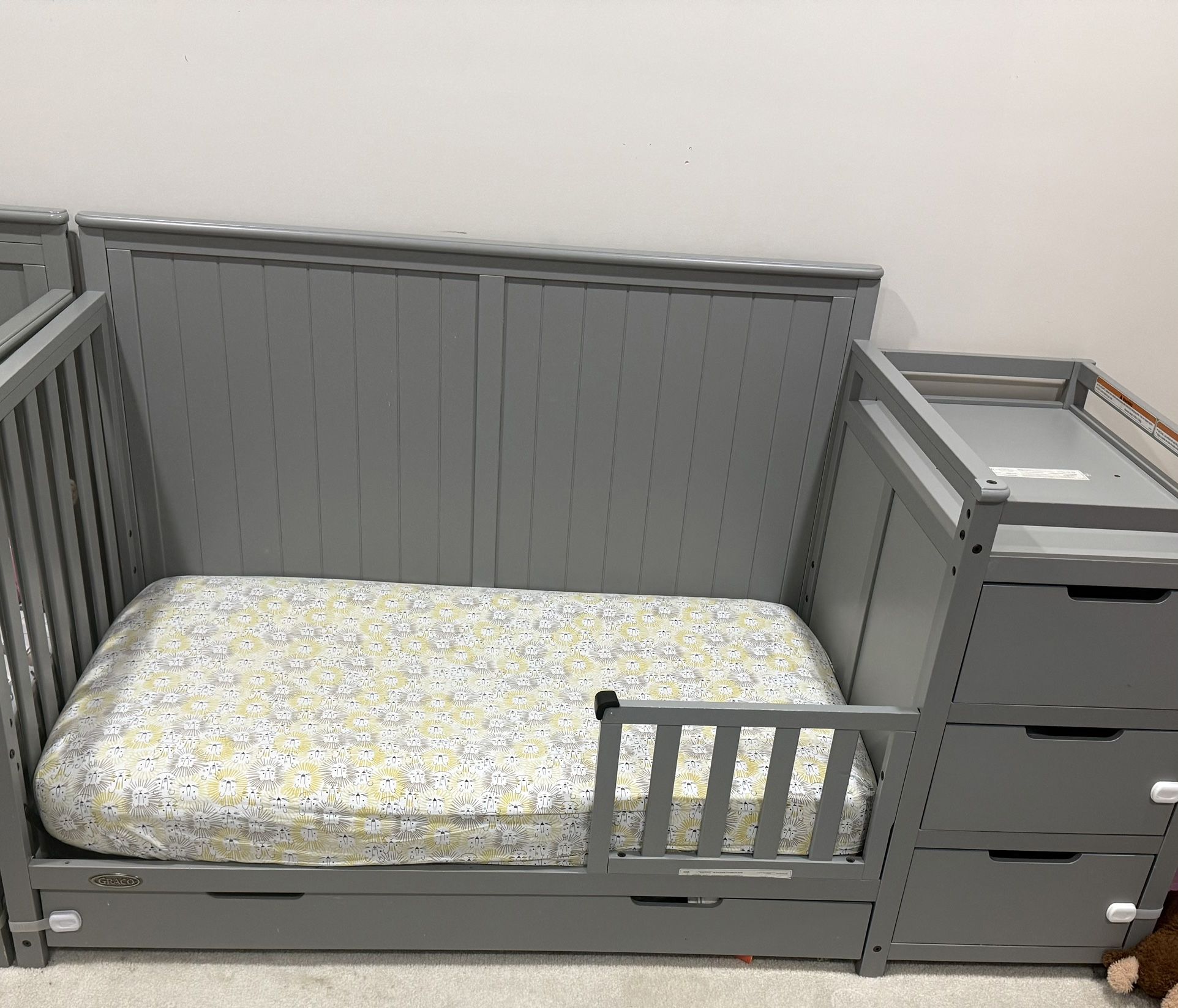 Graco Hadley Crib with Built-In Storage & Changing Table – Grey
