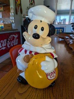 Vintage 1976 Mickey Mouse baker cookie jar, Disneyland ceramic Mickey