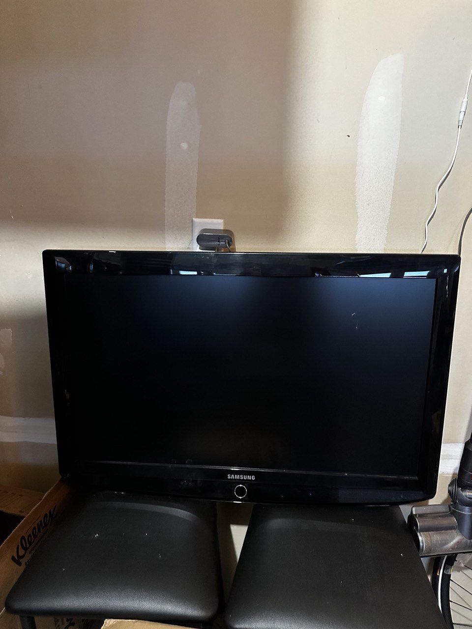 40 Inch Samsung HD TV with mount, missing remote.