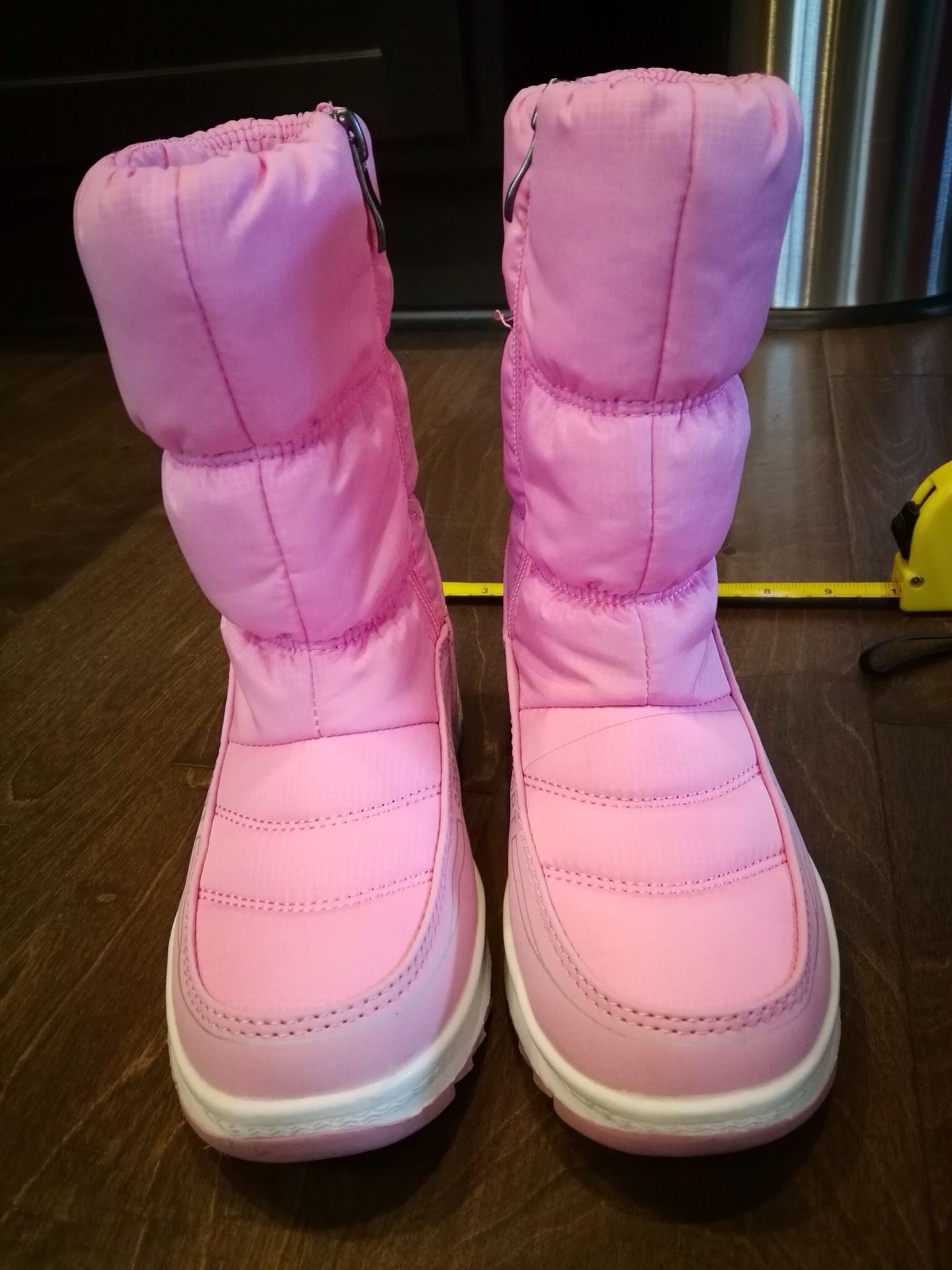 Very pretty girl’s boots, fit 8-10 yrs old