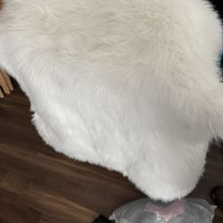 White Furry Carpet. ! Like New.. ! 