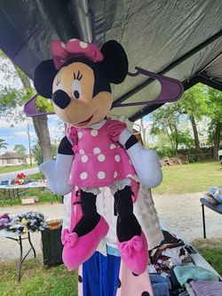 Minnie mouse with small pouch on back