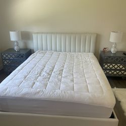 Queen bed with headboard and nightstands/lamps