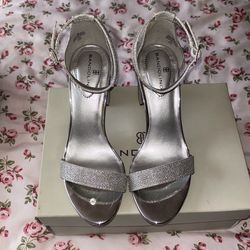 Bandolino Silver Heels Size 5