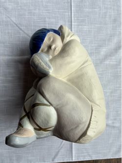 2007 Lladro Eskimo Boy Inuit Sleeping