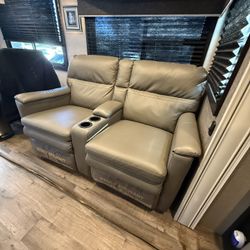 RV Thomas Payne Theater Seating Recliner Set with 5" Center