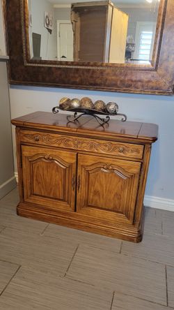 NICE SOLID WOOD BUFFET/SERVER TABLE