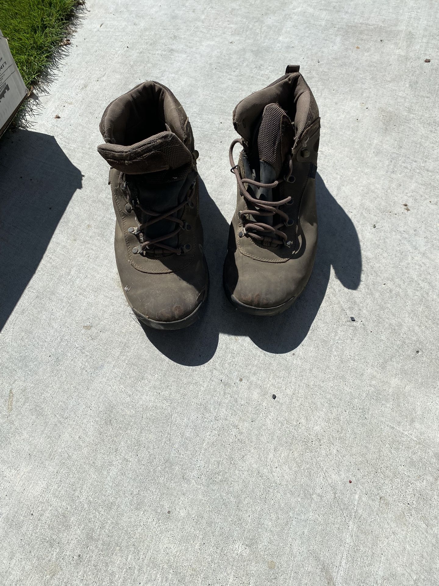 Gently Used - Men’s Columbia Hiking Boots