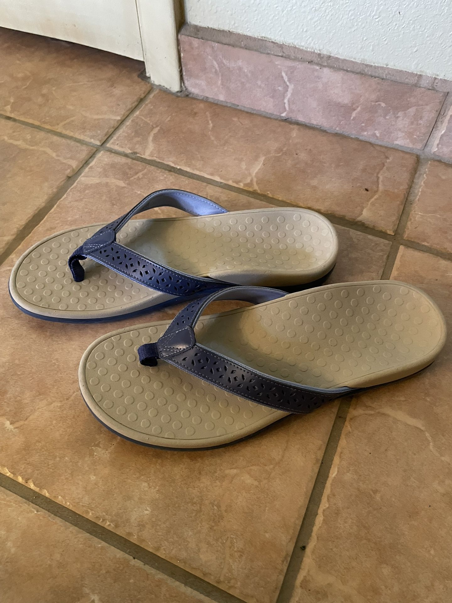 Vionic Sandals Size 8 Brown for Sale in Louisville, KY - OfferUp