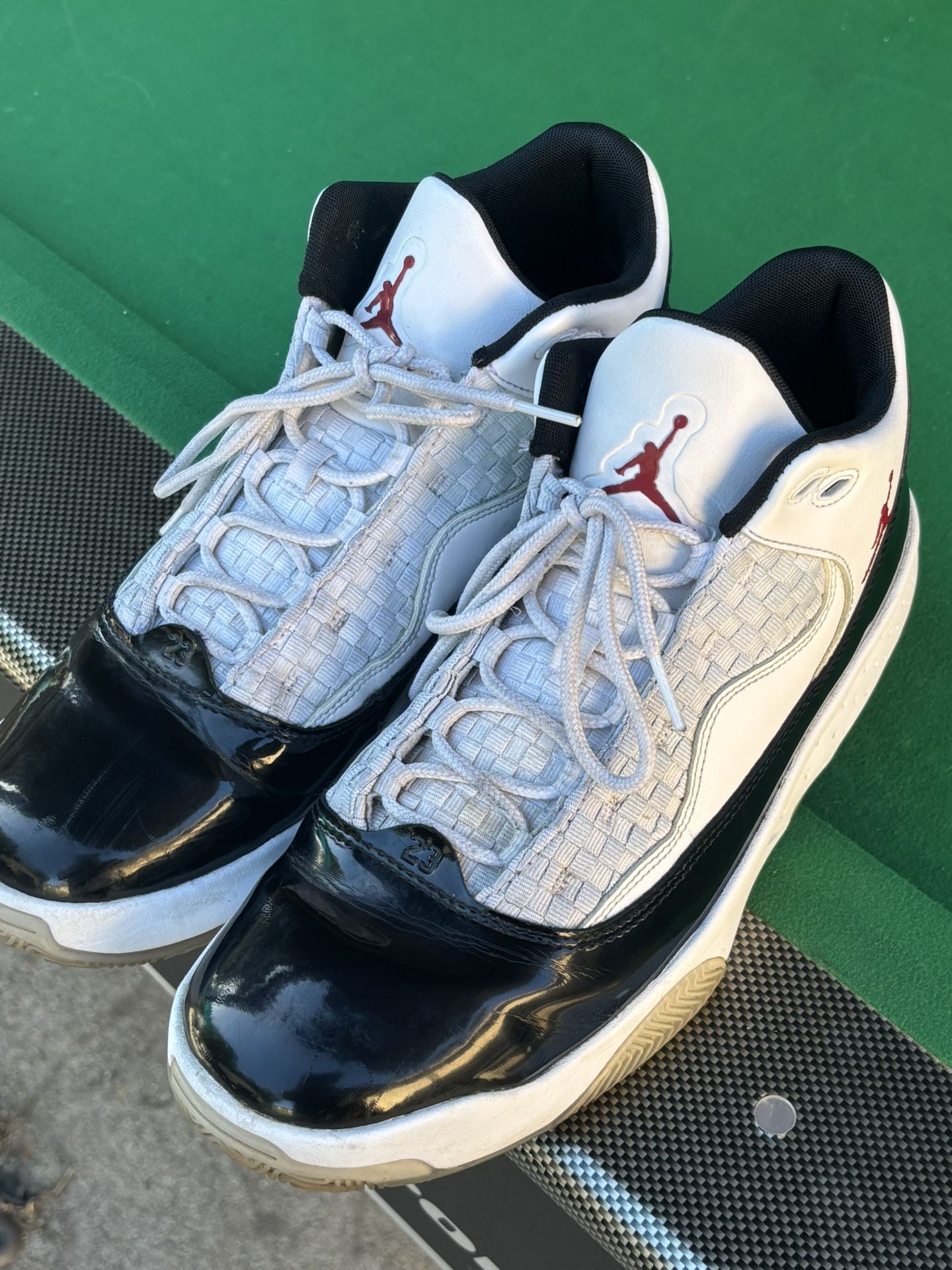 jordan max aura 2 black gym red shoes