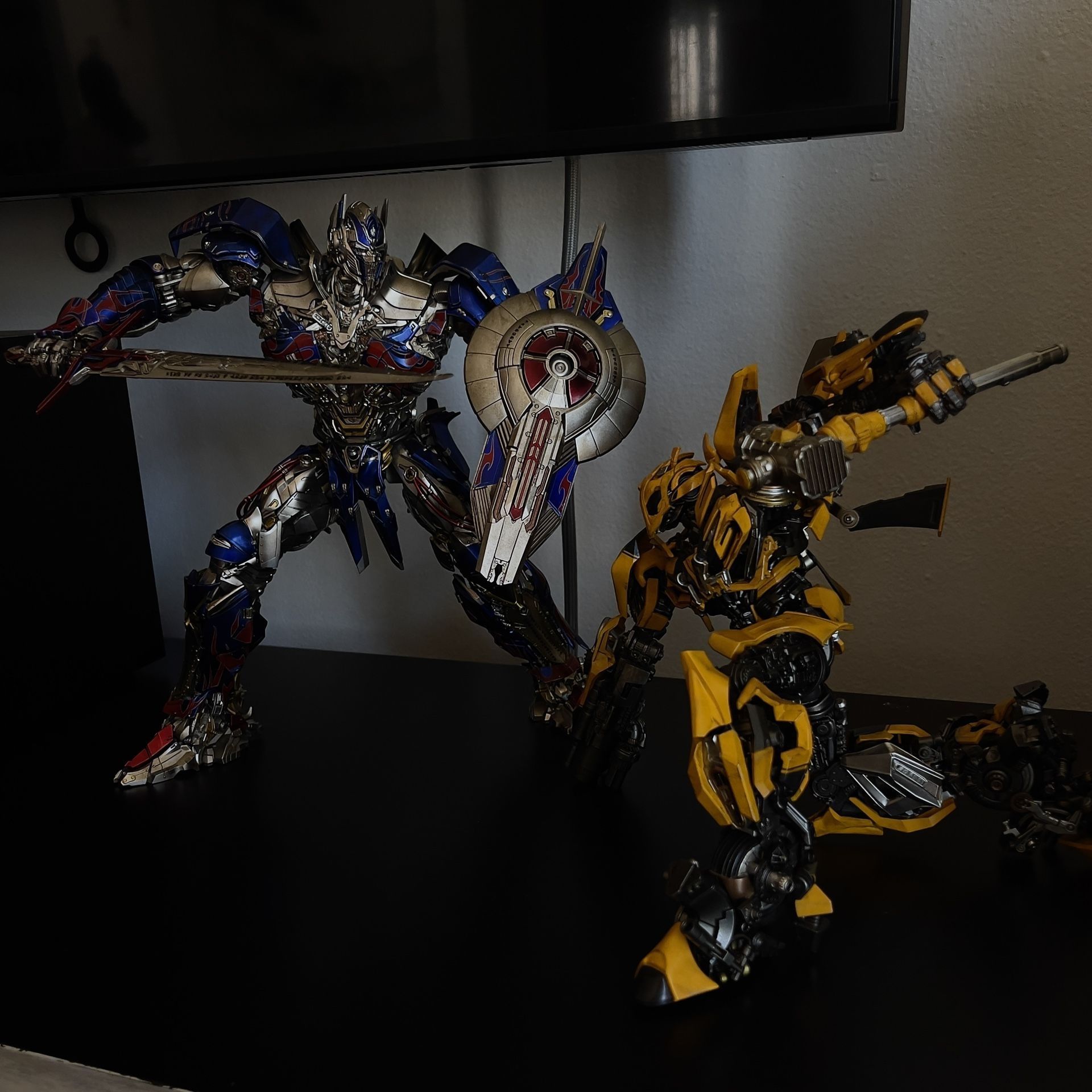 THREEZERO DLX Scale Optimus Prime & Bumblebee The last Knight Collectibles