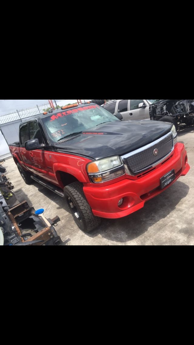2005 GMC Sierra 2500 HD crew cab 4x4 duramax Allison parts truck parting out