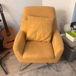  silla de sala de estár en color mostaza