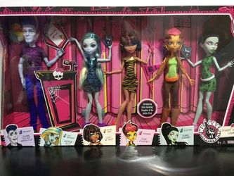 Brand New In Box Original Monster High Doll Retired Set of 5 dolls.
$240 obo