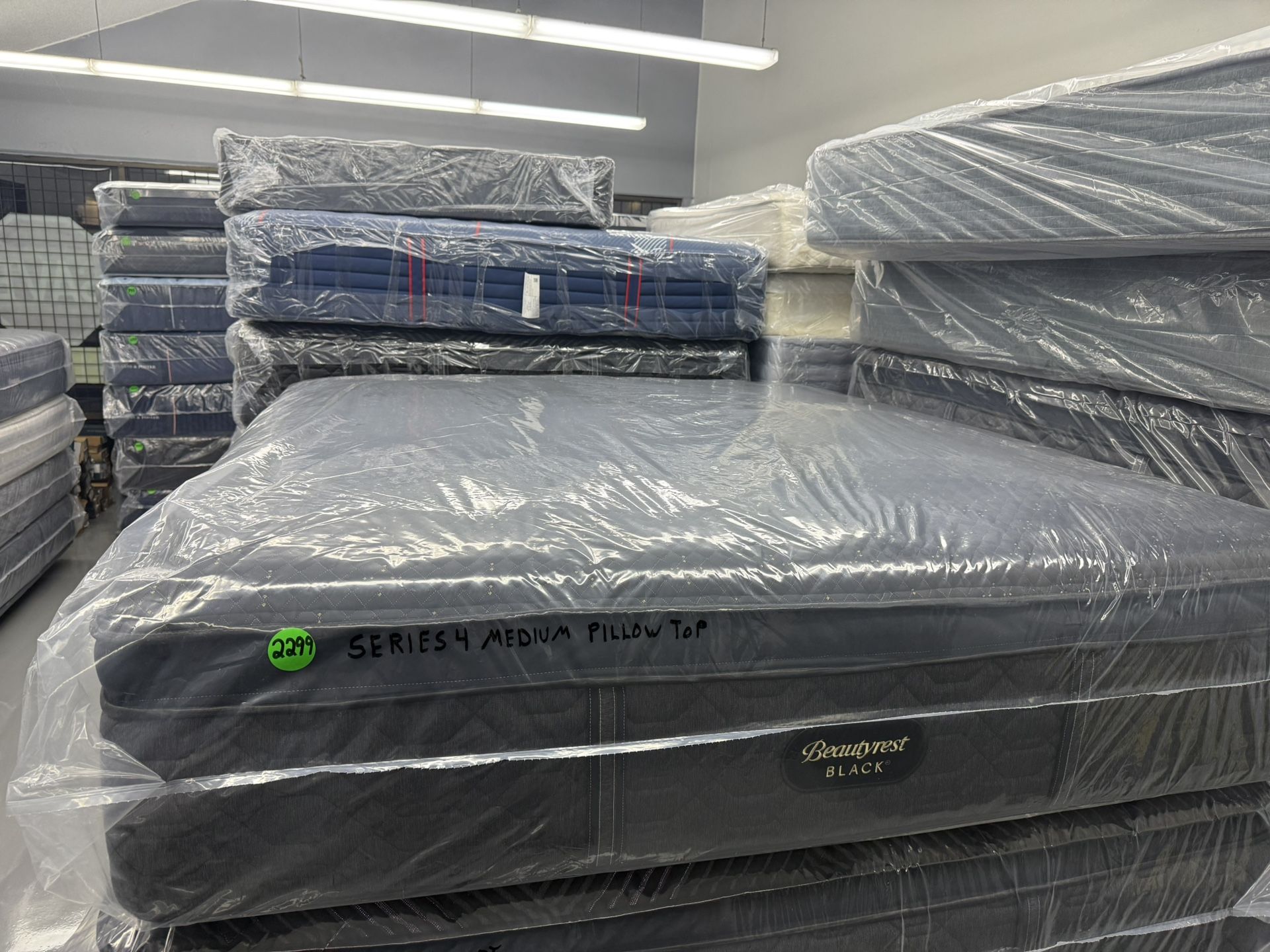 KING SIZE SIMMONS BEAUTYREST BLACK SERIES 4 (MEDIUM) PILLOW TOP MATTRESS & BOX SPRINGS BED SET