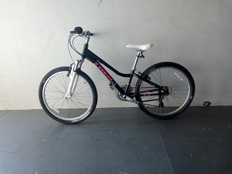 BICYCLE TREK 21 SPEED SIZE 24 BRAND NEW