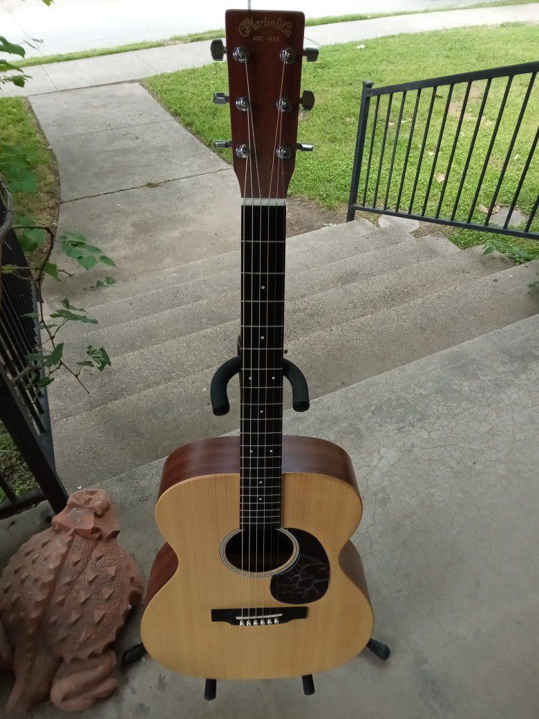 Martin Custom X Series 000 Acoustic/Electric Guitar With Gator Hardshell Road Case And Accessories 