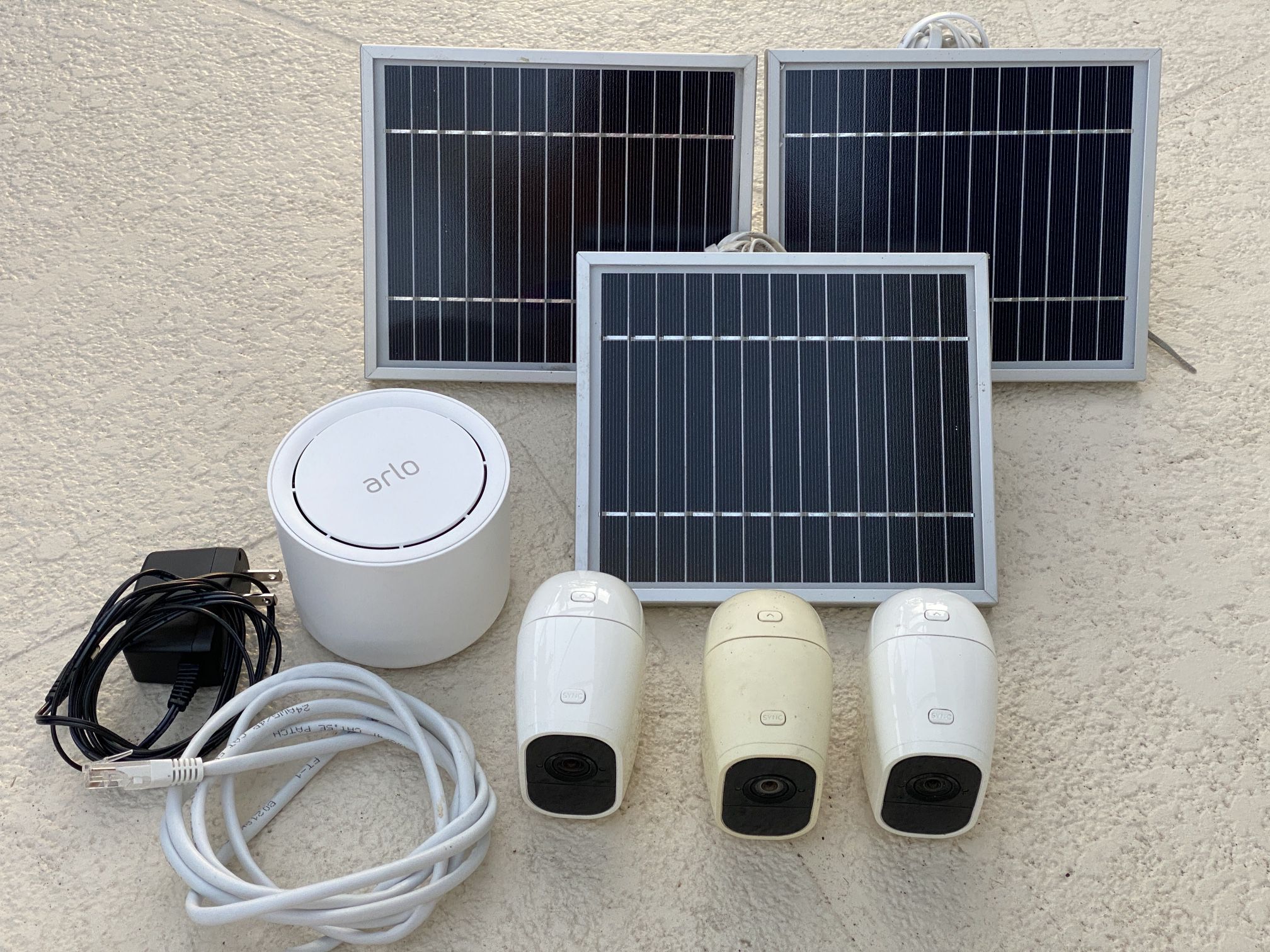 Wireless Arlo Kit of 3 security cameras, 3 solar panels and