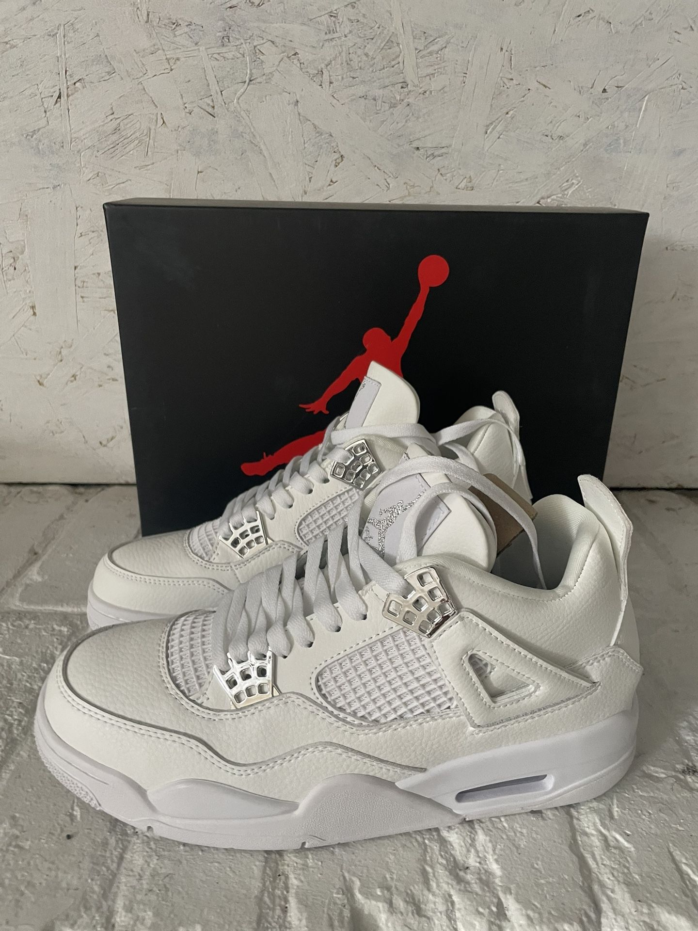 Air Jordan Retro 4 - Size 9