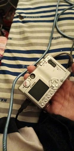 About this  silver Canon PowerShot S400 digital camera