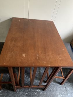 Table with 2 bar stools