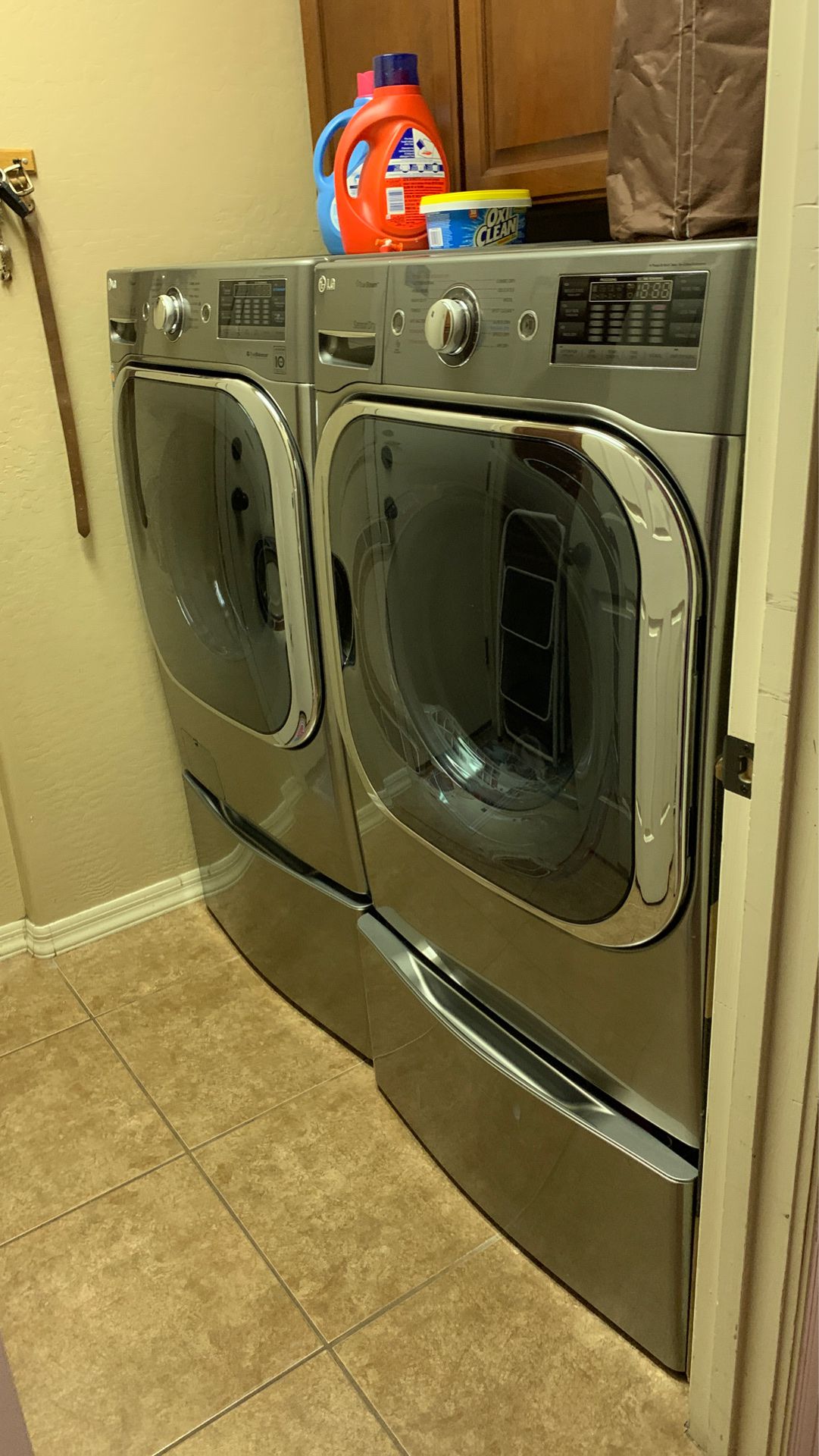 LG set washer and Dryer Ultra capacity with pedestal, both working perfectly