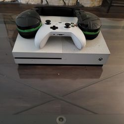 Xbox With 1 Controller And Headphones